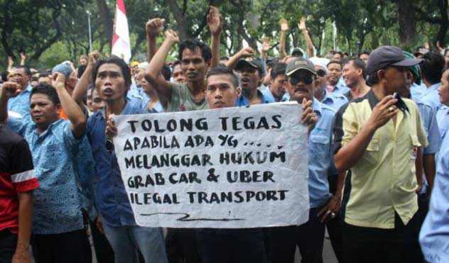 Demo sopir taksi konvensional belum lama ini. foto: bbc
