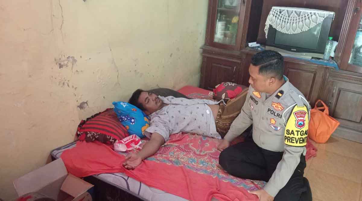Satlantas Polres Bangkalan Beri Santunan ke Korban Kecelakaan Lalu Lintas