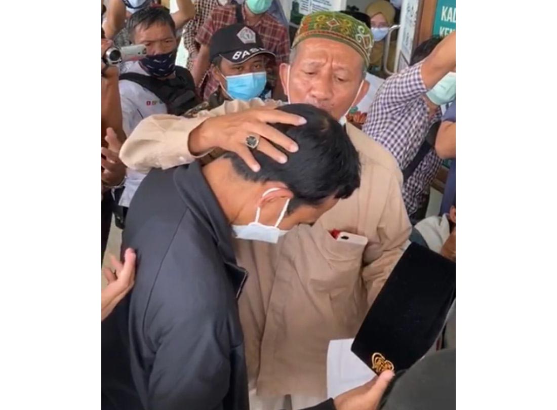 KH Agoes Ali Masyhuri (Gus Ali) memegang kepala Ustadz Abdul Somad (UAS) saat menyuwuknya di kantor PWNU Jatim Surabaya, Selasa (23/2/2021). foto: ist.