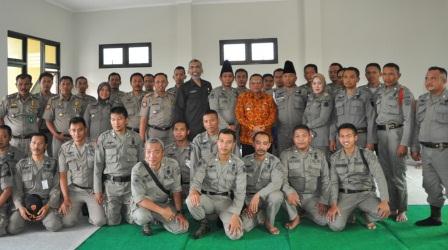 Penjabat Bupati, Akmal Boedianto bersama Kasatpol, Darmawan usai pembinaan. foto: syuhud/ BANGSAONLINE