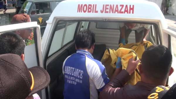 Mayat korban saat hendak dibawa ke RSUD dr. Moh. Anwar Sumenep. foto: rahmatullah/ BANGSAONLINE