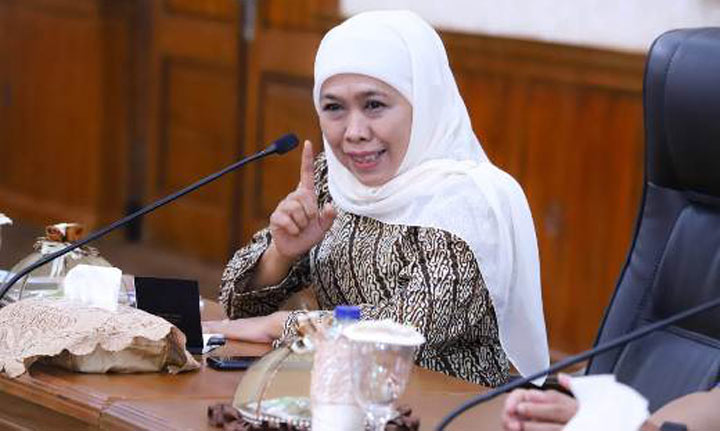 Gubernur Jawa Timur Khofifah Indar Parawansa saat pertemuan dengan delapan perguruan tinggi tersebut di Gedung Negara Grahadi, Jum