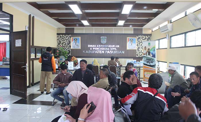 Suasana antrian urus e-KTP di Kantor Dispendukcapil Pasuruan.
