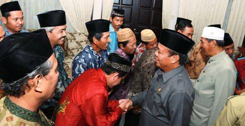 Bupati Fadeli salami sejumlah pengurus KMMD. foto: Haris/BangsaOnline.com
