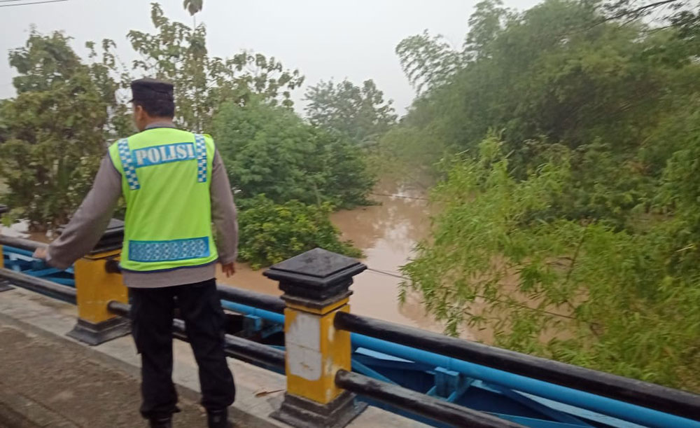 Jajaran Polres Ngawi intens melakukan pemantauan debit air sungai.