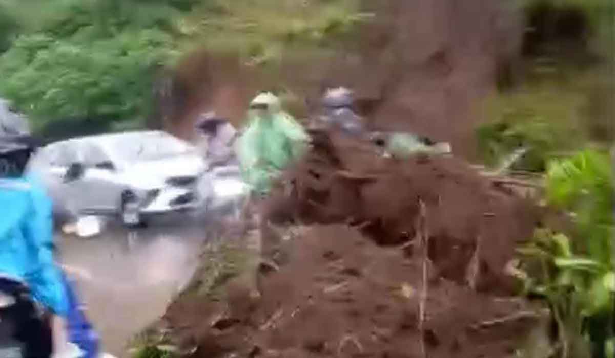 Tangkapan layar video amatir yang memperlihatkan longsor di jalan provinsi daerah Kota Batu-Mojokerto.