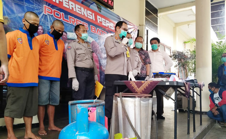 Kapolres Batu AKBP Harviadhi Agung Prathama saat merilis kasus pengoplosan elpiji subsidi 3 Kg di Mapolres Batu, Jumat (17/4).