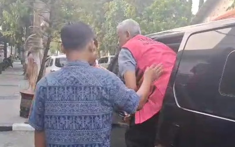 Salah satu tersangka dugaan korupsi dana hibah KONI Kota Kediri saat keluar dari mobil yang membawanya ke Lapas Kediri. (Ist)