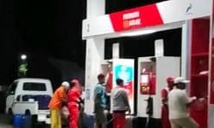 Petugas saat mengisi BBM ke jeriken dengan bahan dari plastik.