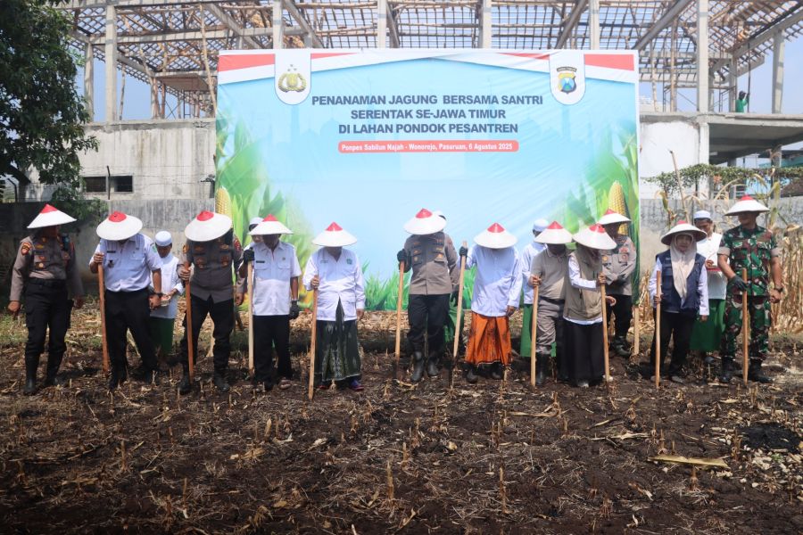 Wakapolres Pasuruan Kompol Andy saat bersama beberapa santri menanam jagung 