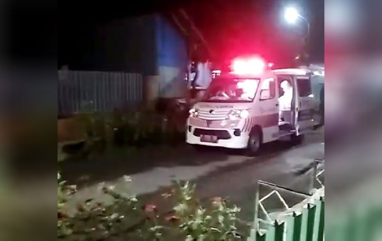 Tangkapan layar video yang direkam Fandi Ahmad. Tampak ambulans mengevakuasi tetangganya seorang lansia yang disebutnya positif Corona.