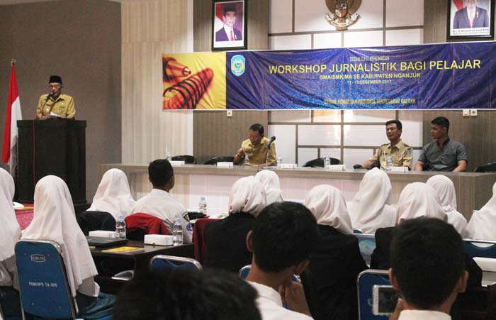 Plt Bupati Nganjuk KH Abdul Wachid Badrus saat memberikan sambutan dalam Workshop Jurnalistik Pelajar. foto: BAMBANG/ BANGSAONLINE