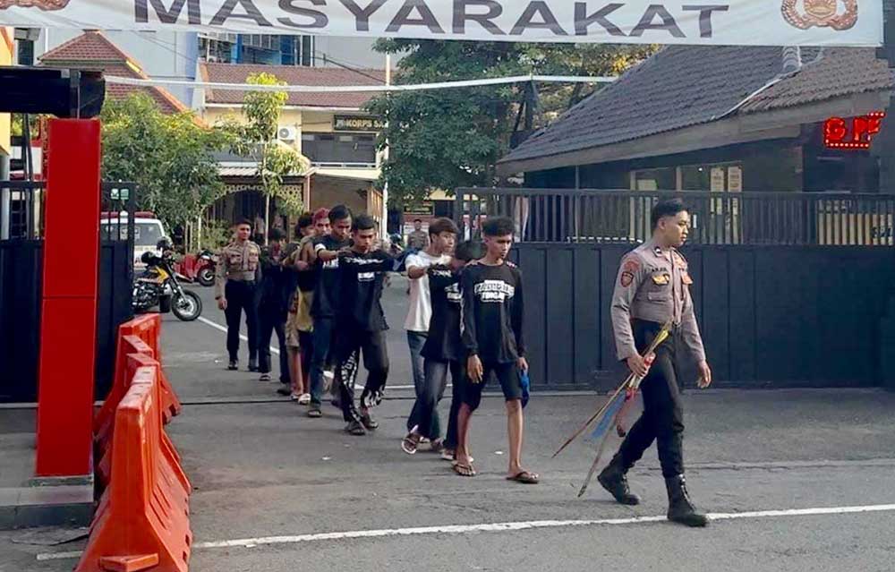 Para remaja yang diamankan saat digelandang ke Mapolres Tanjung Perak.