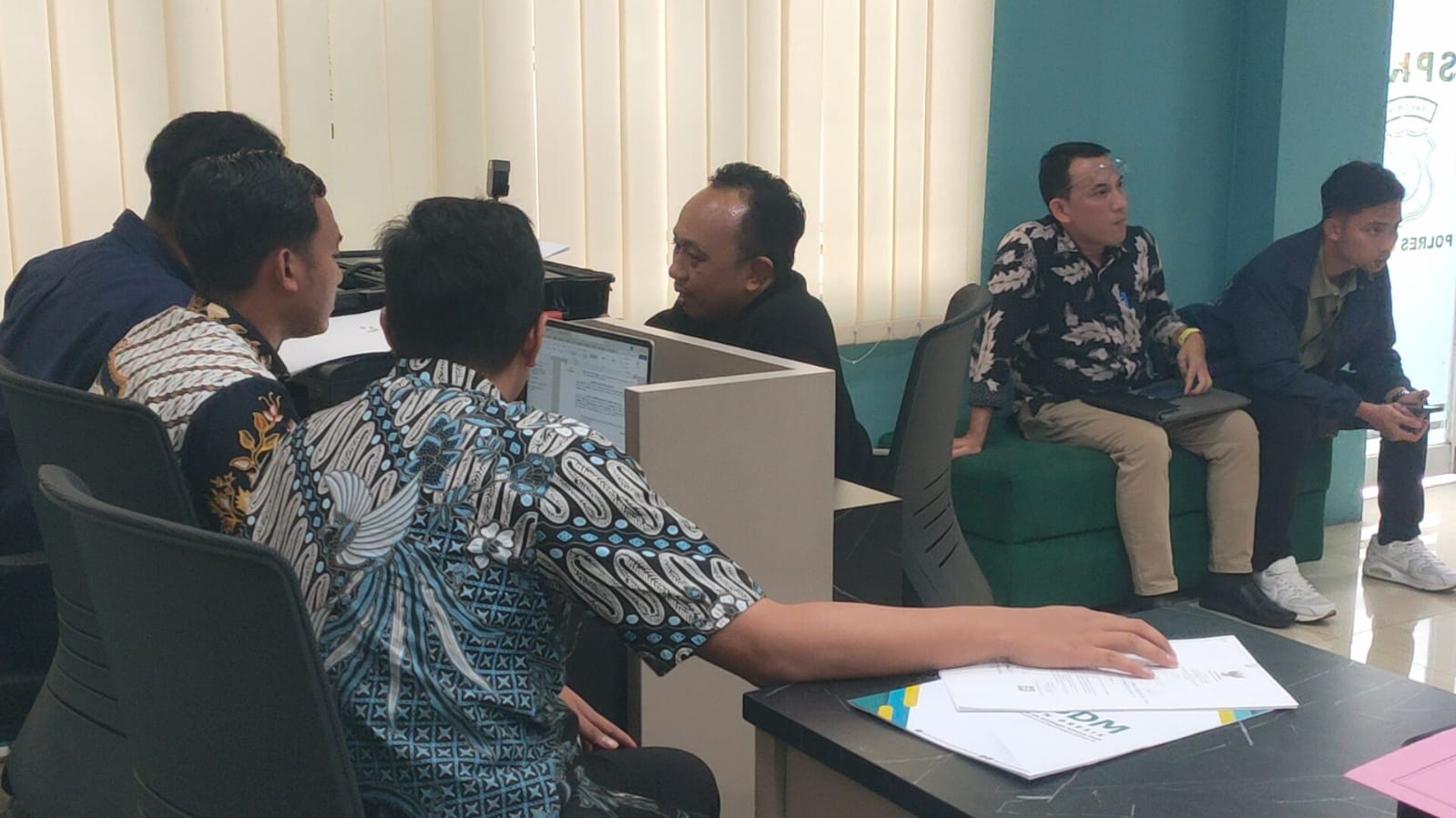 Kepala BKPSDM Gresik Agung Endro Dwi Setyo Utomo melaporkan kasus SK PNS dan PPPK palsu ke Polres Gresik. foto: ist.
