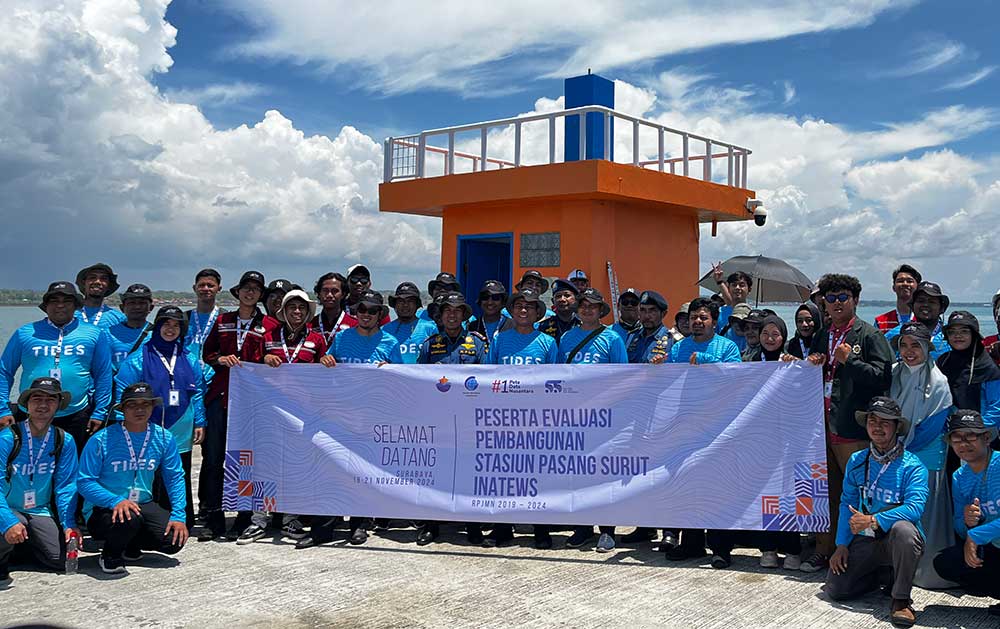 Peserta evaluasi pembangunan stasiun pasang surut inatews oleh mahasiswa dari beberapa kampus Jawa Timur.