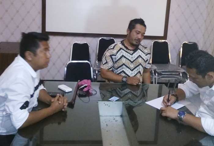 Pelaku (tengah) saat diinterogasi.