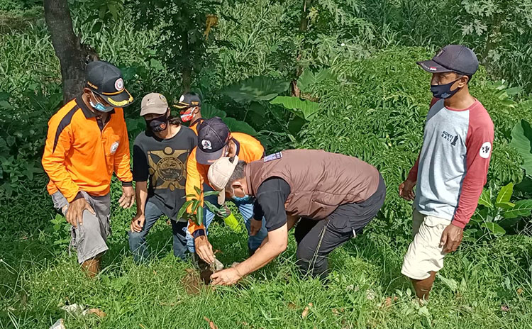 Gandeng Gerkatin dan Relawan, FPRB Jatim Gelar Aksi Tanam Pohon di Waduk Siman Kediri