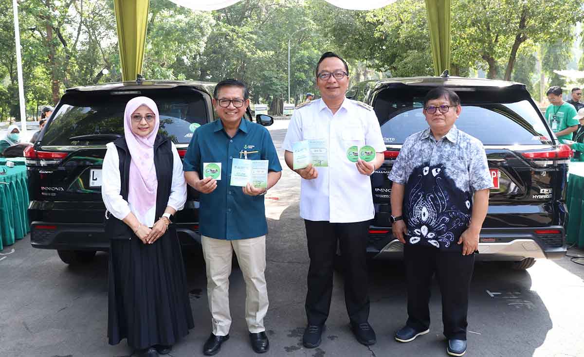 Wakil Bupati Gresik, Asluchul Alif (dua dari kanan), dan Direktur Utama Petrokimia Gresik, Dwi Satriyo Annurogo, saat menghadiri uji emisi kendaraan. Foto: Ist.
