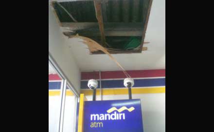 Plafon Indomaret yang dijebol pencuri. foto: catur 
