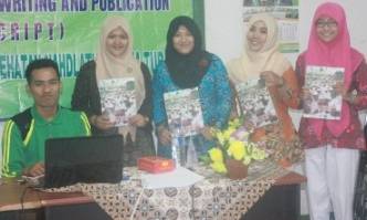 Salah satu pemateri dan mahasiswa berfoto bersama. (Suwandi/BANGSAONLINE)