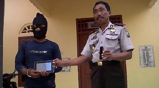 BUKTI –Kapolsek Kanor Bojonegoro AKP Mashadi menunjukkan barang bukti dan tersangka spesialis pencuri ponsel, Kamis (1/5/2014). foto : eky nur hady/BangsaOnline