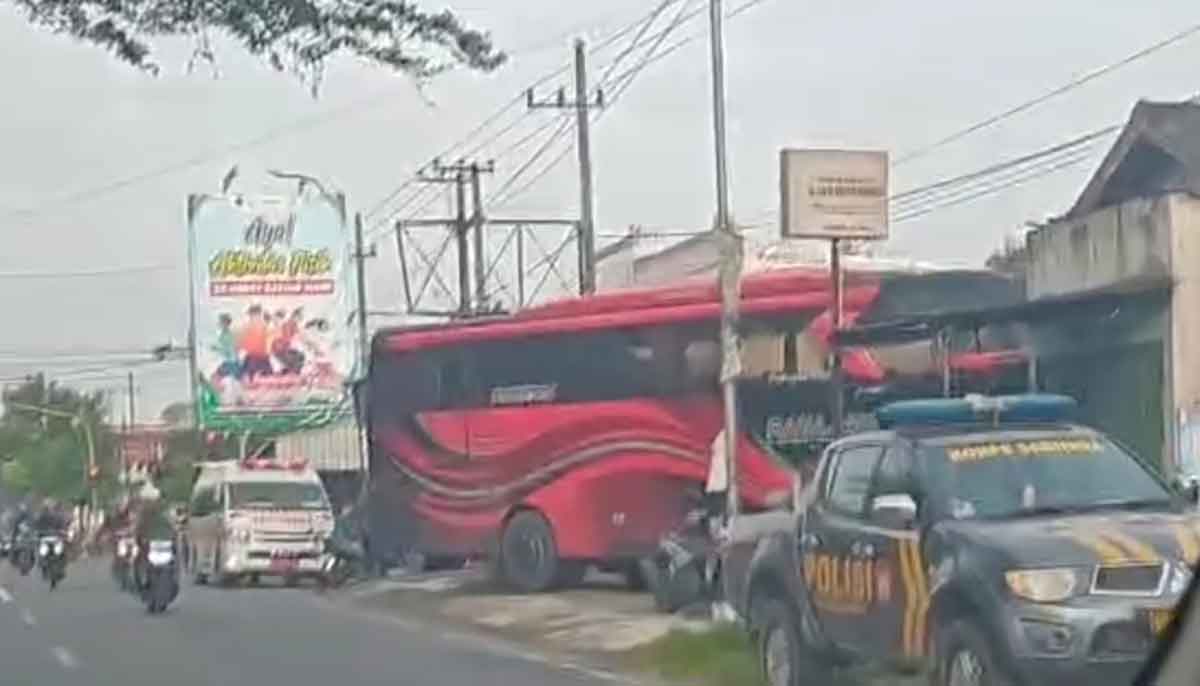 Bus yang menabrak pasutri hingga tewas di Blitar.