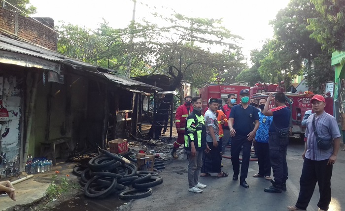 Warug milik Masfuk usai terbakar.