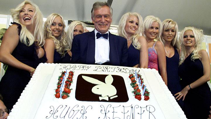 Hugh Hefner (tengah berjas)  dikelilingi wanita saat merayakan ulang tahunnya ke-75 di Cannes, Prancis, 12 Mei 2001. foto: tempo.co