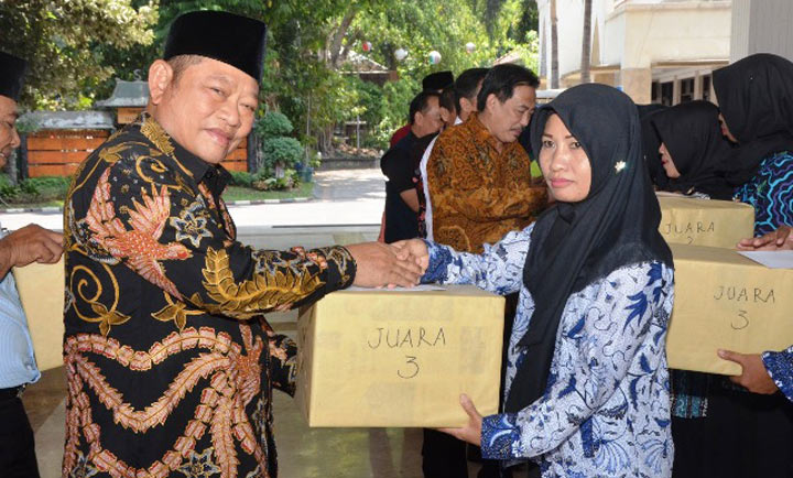 Bupati Saiful Ilah menyerahkan hadiah di Gebyar Prestasi KPM PKH. foto: ist