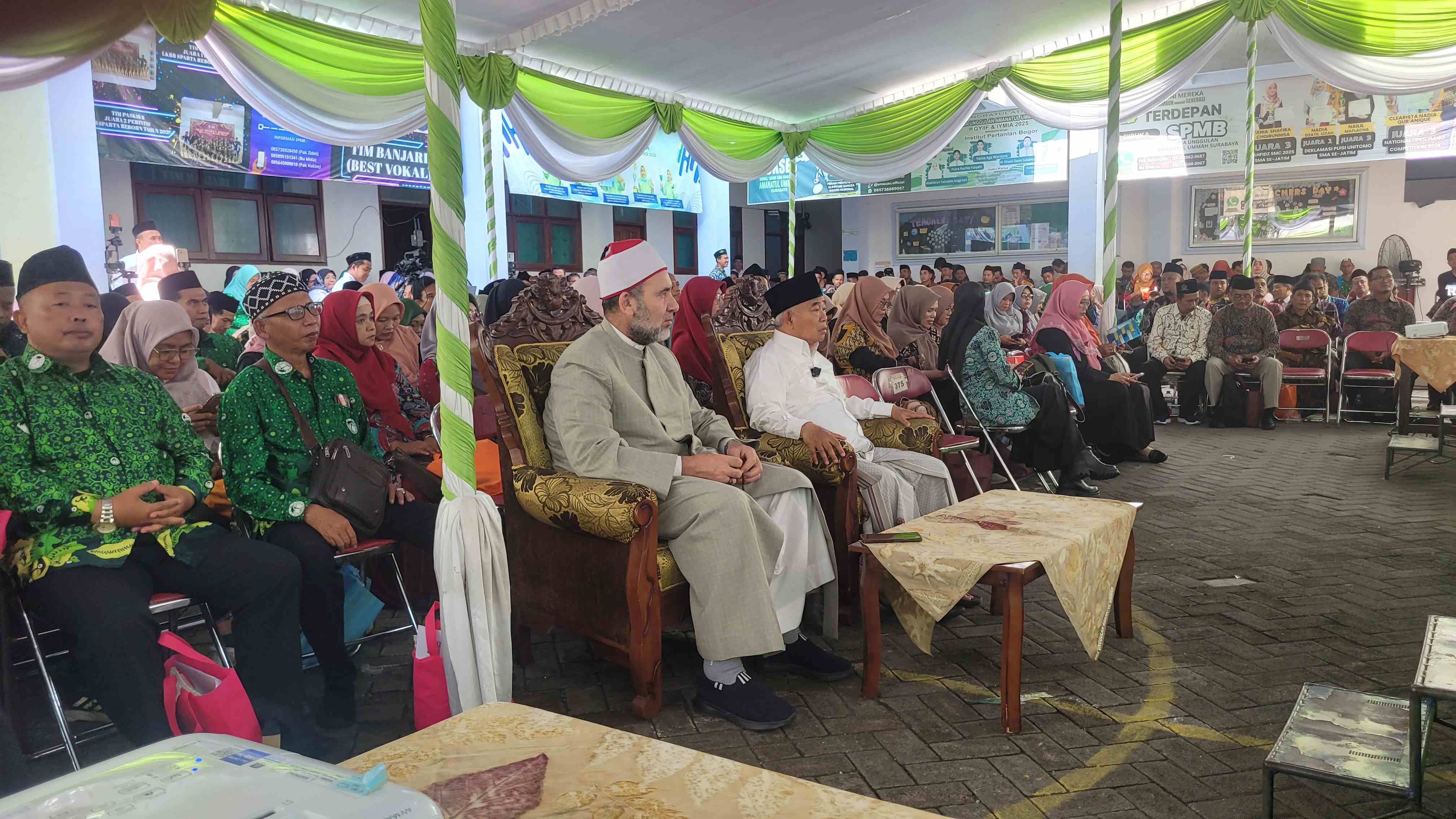 Prof Dr KH Asep Saifuddin Chalim, MA, didampingi Syaikh Ahmad Muhammad Mabruk guru tugas dari Mesir dalam dalam acara Inovasi dan Optimalisasi Sekolah/Madrasah dalam menghadapi TKA tingkat SD/MI SMP/MTs di Pondok Pesantren Amanatul Ummah Jalan Siwalankerto Utara, Rabu (17/12/2025). Foto: M. Mas