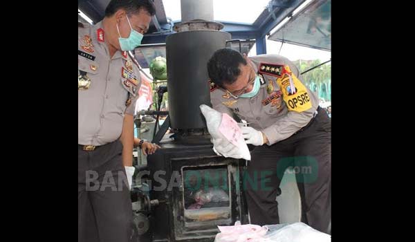  Kapolda Jatim saat mengecek barang bukti yang akan dimusnahkan. foto: ekoyono/ BANGSAONLINE