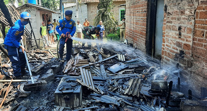 Petugas saat memadamkan dapur milik seorang warga di Dusun Bedali, Desa Purwokerto, Kecamatan Srengat, Kabupaten Blitar, yang ludes terbakar.