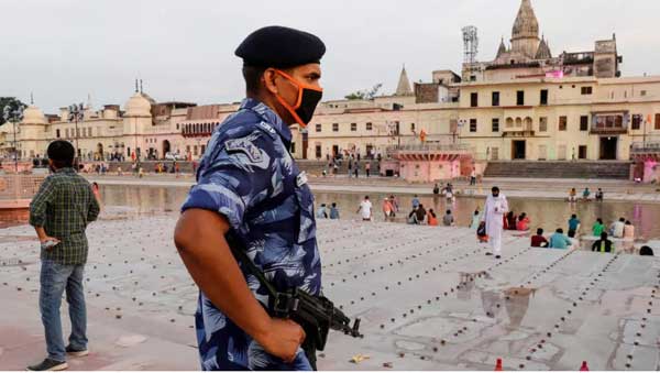 Seorang perwira polisi bersenjata berjaga di tepi sungai Sarayu menjelang upacara peletakan fondasi sebuah kuil Hindu di Ayodhya, India. © Pawan Kumar, Reuters