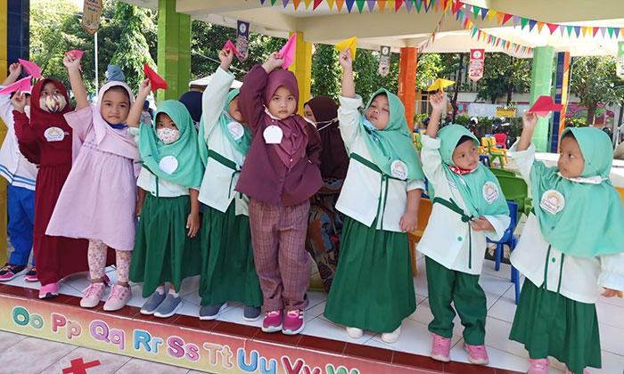 Siswa KB-TK Al Muslim Sidoarjo saat menerbangkan pesawat cita-cita. Foto: Ist