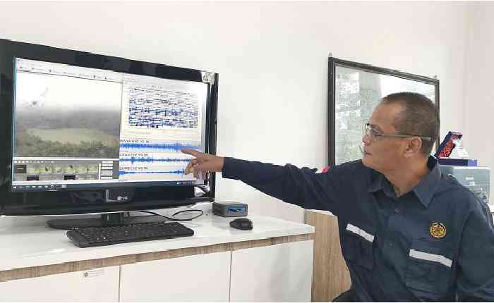 Petugas Pos Pengamatan Gunung Kelud, Khoirul Huda, saat menunjukkan gambar dari rekaman kamera tentang kondisi Gunung Kelud saat ini yang berstatus aktif normal. Foto: MUJI HARJITA/ BANGSAONLINE.com 