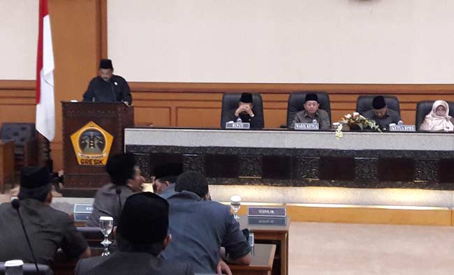 Wakil ketua BPPD DPRD Gresik, Noto Utomo saat membacakan 7 Ranperda Inisiatif. foto: syuhud/ BANGSAONLINE