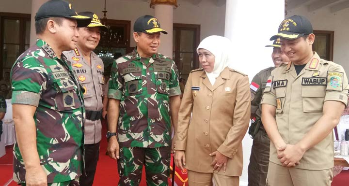 Kalemdiklat Polri Komjen Pol Arief Sulistyanto, Danjen Akademi TNI, Laksdya Aan Kurnia, Gubernur Jatim Khofifah Indar Parawansa, Gubernur AAU Marsma TNI Tantang Harlyansah usai kegiatan Latsitarda Nusantara ke XXXIX. foto: DEVI/ BANGSAONLINE
