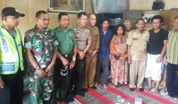 Tujuh eks anggota gafatar saat pulang ke rumah di kelurahan Terate, Gresik. foto: syuhud/ BANGSAONLINE