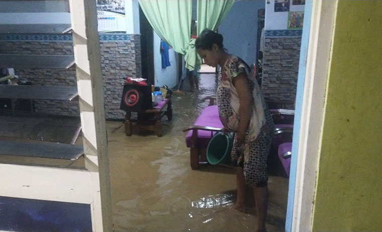 Banjir masuk ke rumah salah satu warga Kelurahan Surodakan.