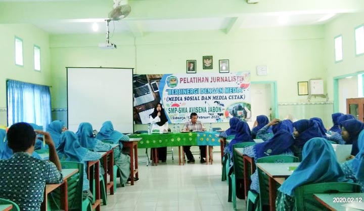 BELAJAR JURNALISTIK: Siswa SMA dan SMP Avisena saat mengikuti Diklat Jurnalistik Dasar, Rabu (12/2). Diklat tersebut mendatangkan Mustain, wartawan BANGSAONLINE dan HARIAN BANGSA sebagai pemateri. foto: ist