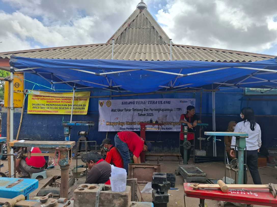 Petugas saat melakukan tera ulang alat ukur takar timbang dan perlengkapannya. (Ist)