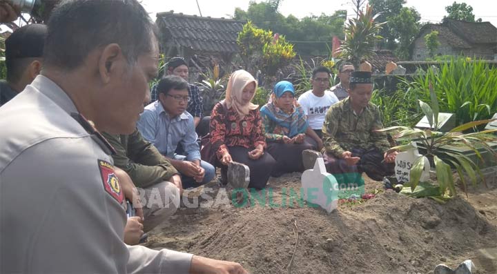 Pemakaman Wiji Saechoni anggota KPPS Desa/Kecamatan Ponggok dihadiri Ketua beserta komisioner KPU Blitar.