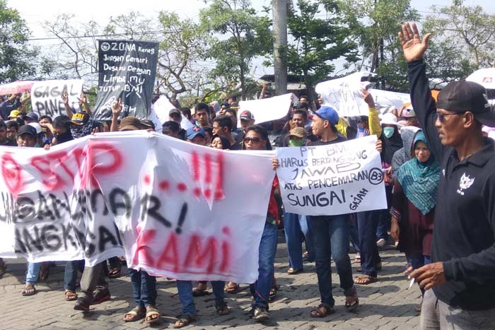 Limbah Bau Busuk, Ratusan Warga Deket Lamongan Demo Pabrik Pengolahan Udang