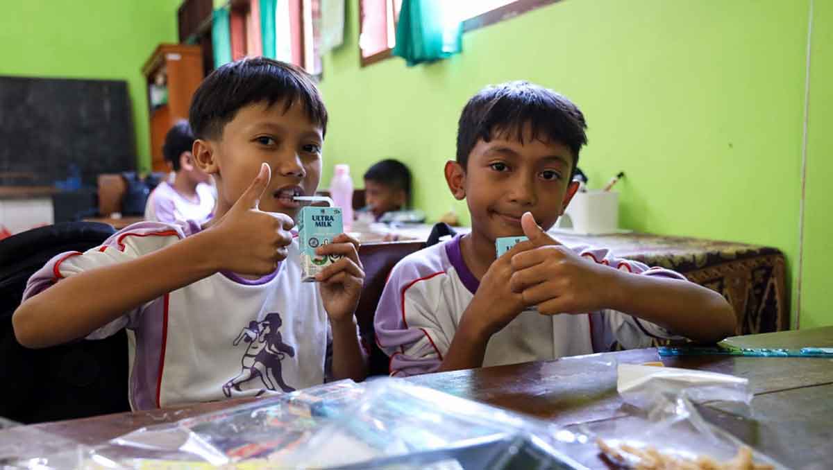 Para siswa saat menikmati makanan bergizi. Foto: Ist