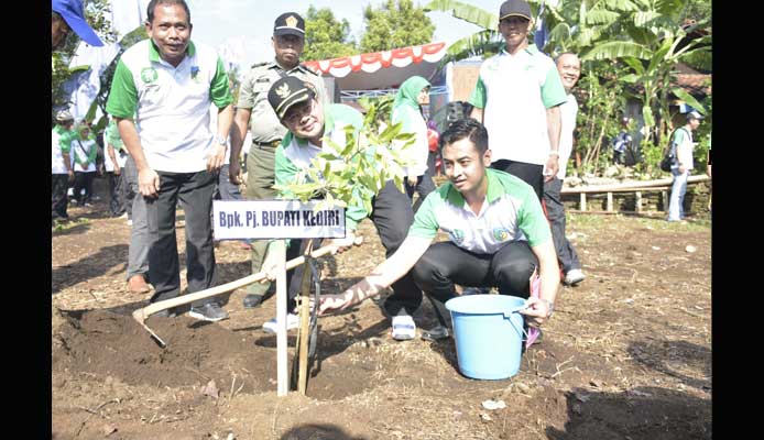 PJ Bupati Idrus saat menanam pohon di Desa Ngetrep Kecamatan Mojo Kabupaten Kediri. foto: hms