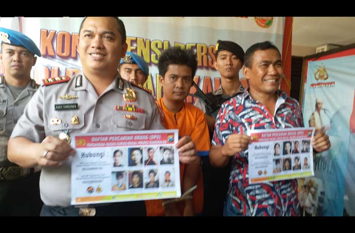 Kapolres menunjukkan tersangka dan foto 7 DPO lainnya yang belum tertangkap.