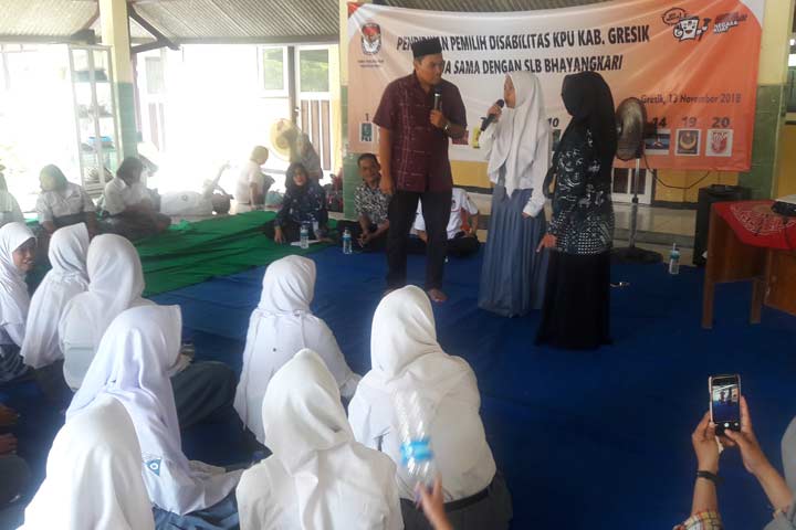 Para siswa ABK ketika mengikuti sosialisasi Pemilu yang diadakan KPU Gresik.