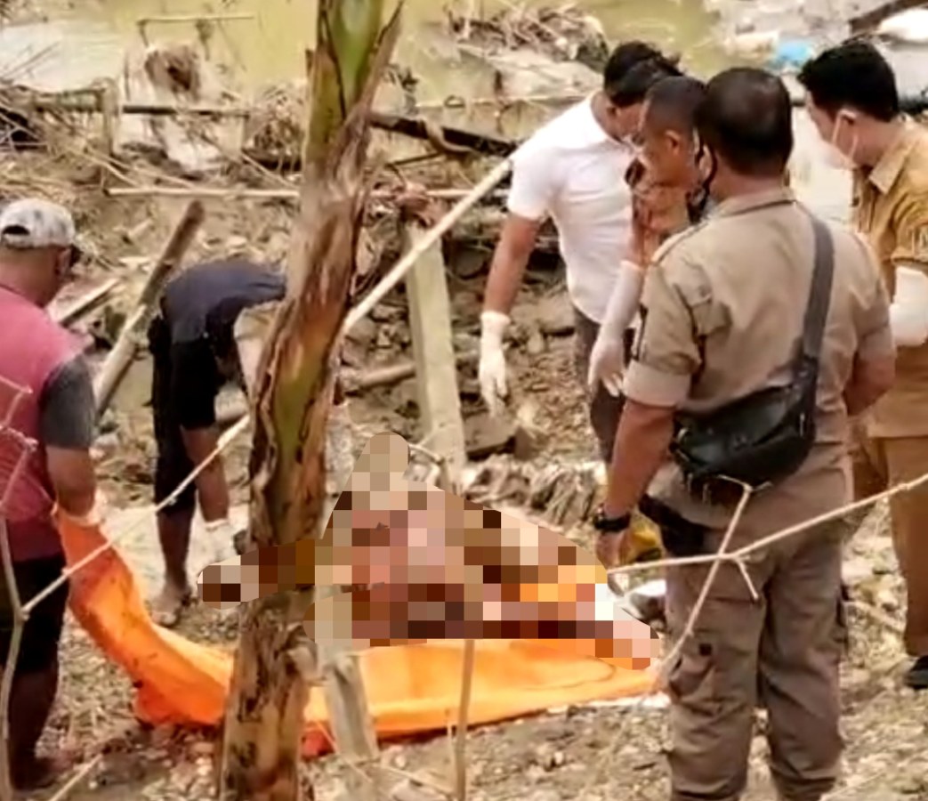 Jasad BS (29) usai berhasil dievakuasi ke daratan oleh petugas.