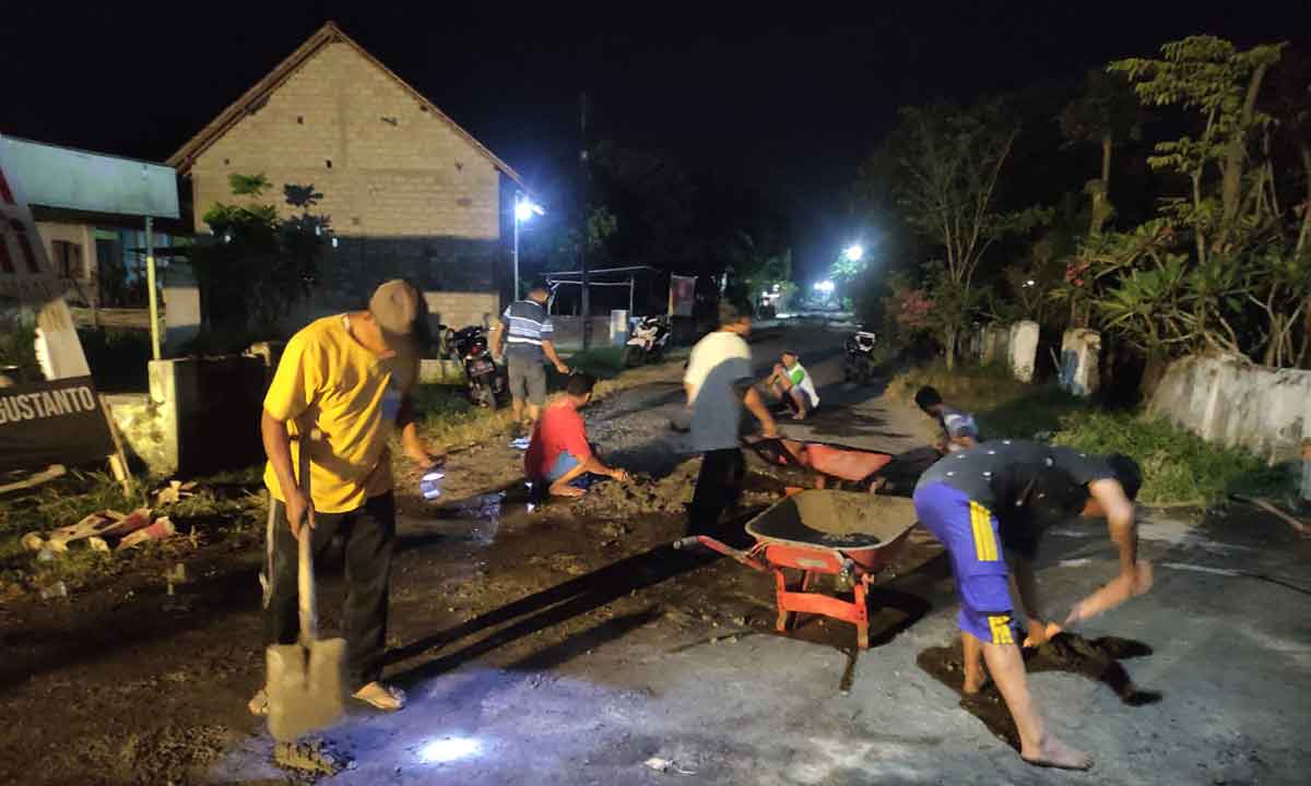 Warga Desa Rembangkepuh, Kecamatan Ngadiluwih, Kabupaten Kediri, saat bergotong royong menambal jalan berlubang. Foto: Ist
