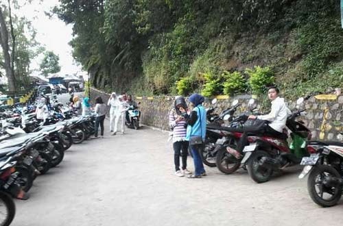 JUJUGAN - Parkiran obyek wisata air terjun Sedudo dipenuhi motor pengunjung. foto: soewandito/BANGSAONLINE